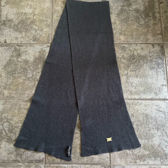 Dolce & Gabbana Gray Scarf . 100 % Wool . Stylish - Picture 2 of 4